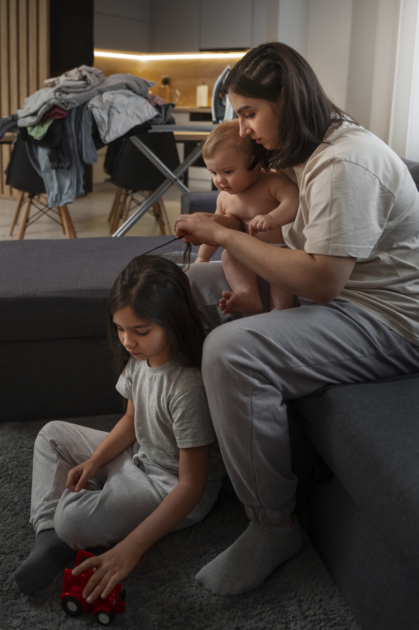 mère epuisement parental avec deux enfants